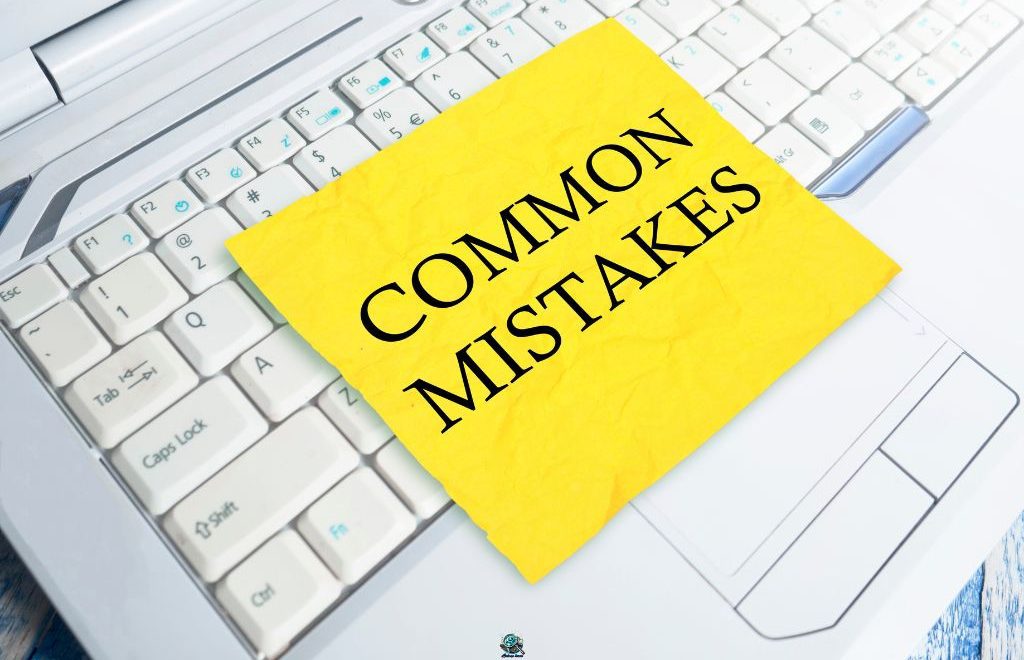 Yellow sticky note with the words “COMMON MISTAKES” placed on a laptop keyboard.