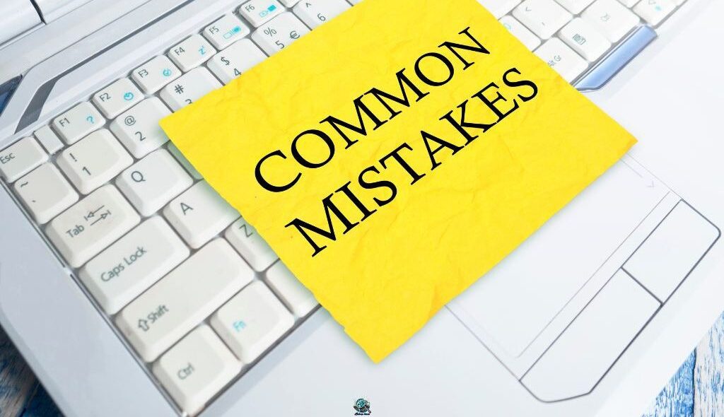 Yellow sticky note with the words “COMMON MISTAKES” placed on a laptop keyboard.